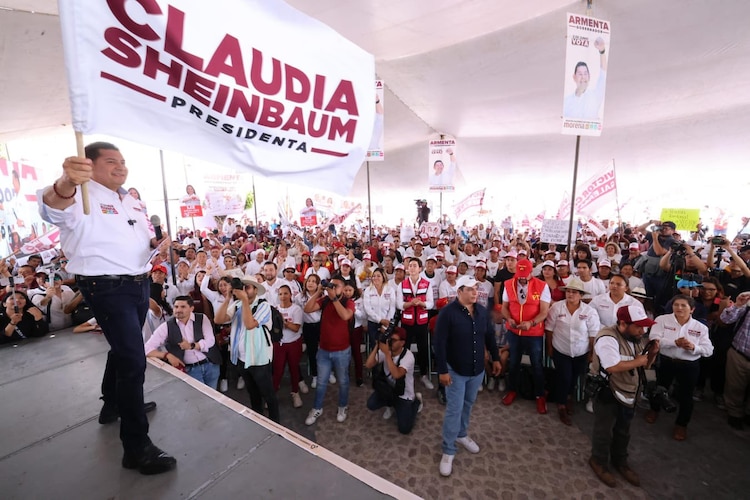 El abanderado de la 4T, Alejandro Armenta, en un mitin, ayer.