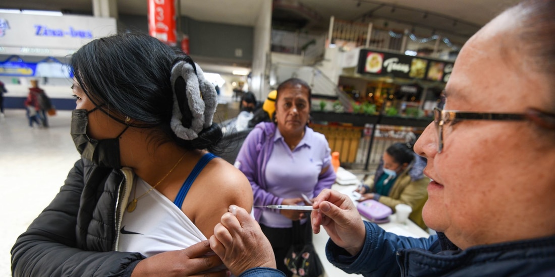 Aplicación de vacunas contra la influenza en Toluca, el 26 de diciembre.