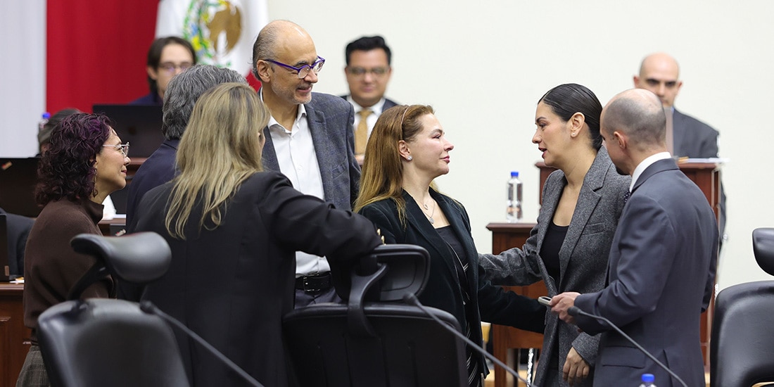 Integrantes del INE conversan durante la sesión del Consejo General, ayer