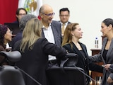 Integrantes del INE conversan durante la sesión del Consejo General, ayer