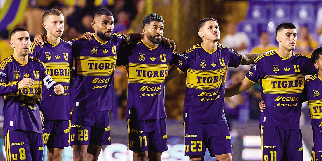 FUTBOLISTAS del club de la UANL
observan los penaltis, anoche.