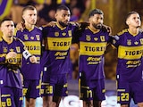 FUTBOLISTAS del club de la UANL
observan los penaltis, anoche.