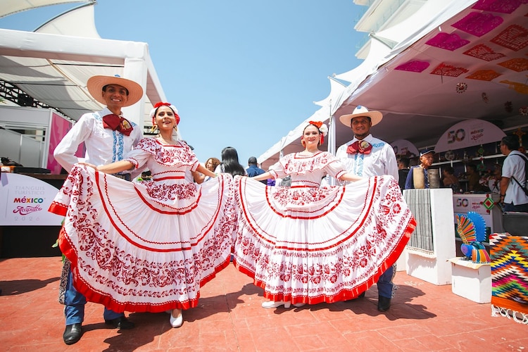 Turistas y residentes disfrutan de la oferta gastronómica y cultural en la Plaza Quebec de Acapulco durante el fin de semana largo.