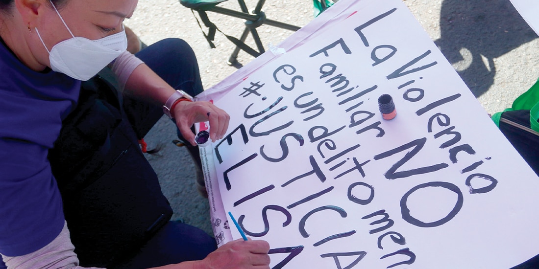 MUJERES APOYAN a Elisa Xolalpa, víctima de tentativa de feminicidio, en 2021.