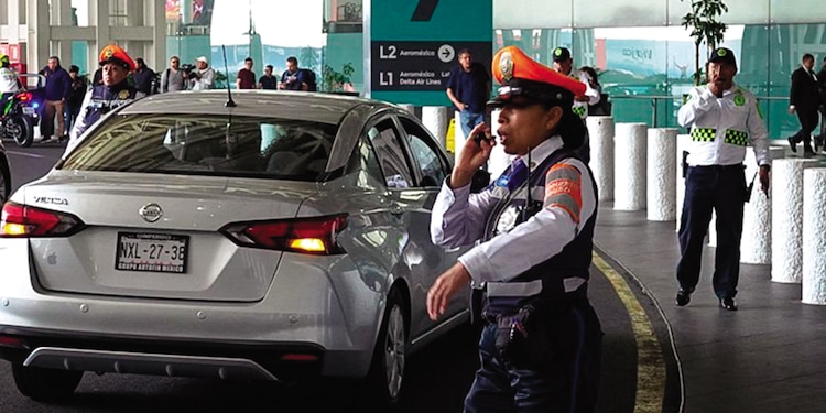 Conductores dejan a personas en la Terminal 2 del AICM, en una imagen de archivo.