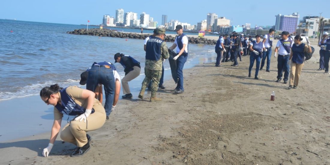 Despliegan a más de 2 mil 400 elementos para atender presencia de hidrocarburos en costas de Veracruz y Tabasco.