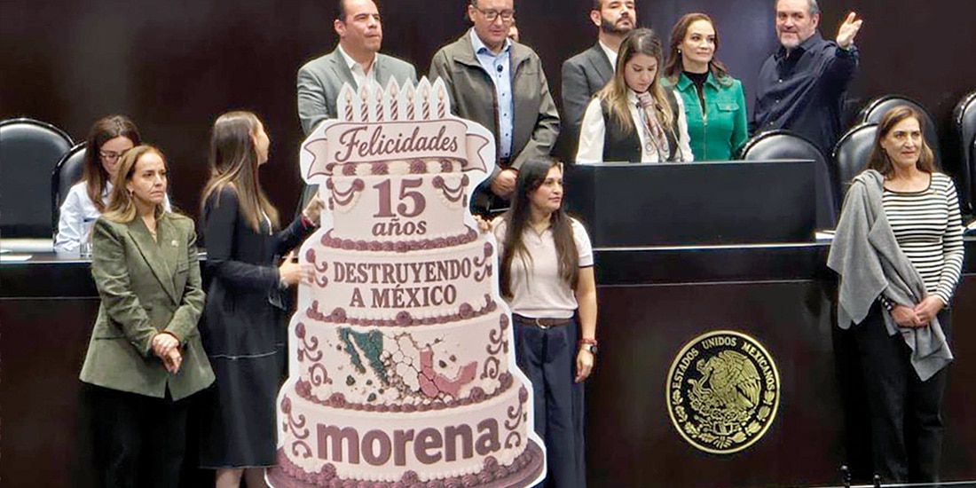 Legisladores del PAN subieron con un pastel de cartón, ayer.