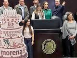 Legisladores del PAN subieron con un pastel de cartón, ayer.