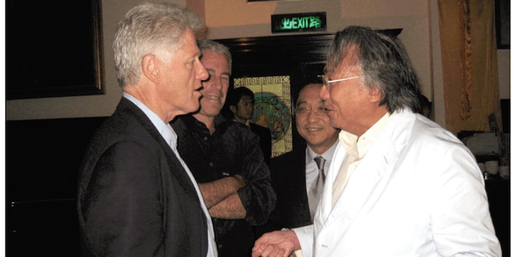 El expresidente Bill Clinton (izq.) y Jeffrey Epstein a su lado, en foto sin fecha.