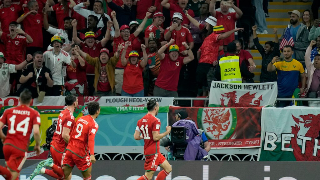Bale y sus compañeros festejan, ayer, en el Estadio Al Rayyan.