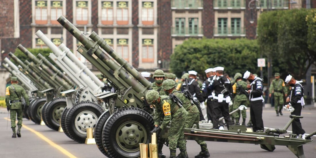Preparativos de para militar en el Zócalo
