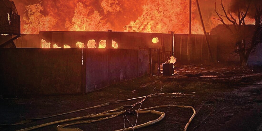 Un incendio tras un ataque ruso en la región de Kiev, Ucrania, ayer.