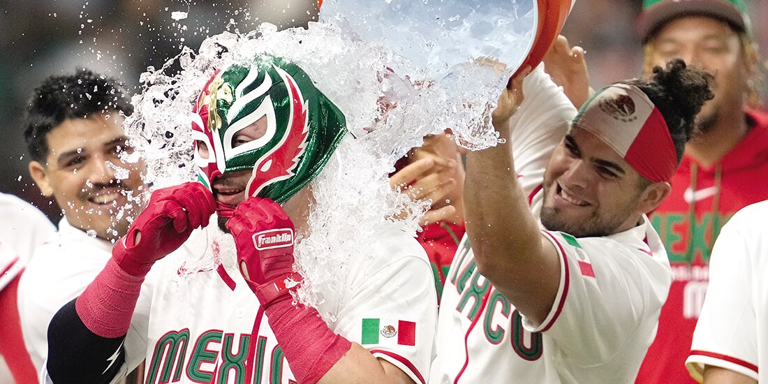 Julián Ornelas celebra el triunfo de ayer en el Clásico Mundial de Baseball.