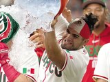 Julián Ornelas celebra el triunfo de ayer en el Clásico Mundial de Baseball.