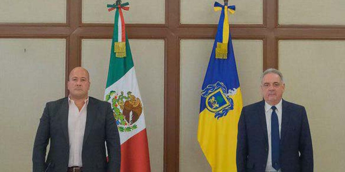 El gobernador Enrique Alfaro (izq.) junto al excoordinador de seguridad, Macedonio Tamez.