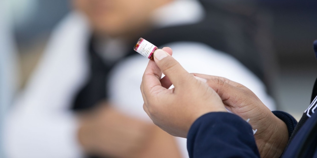 ISSSTE desmiente compra a sobreprecio de vacuna contra el sarampión.