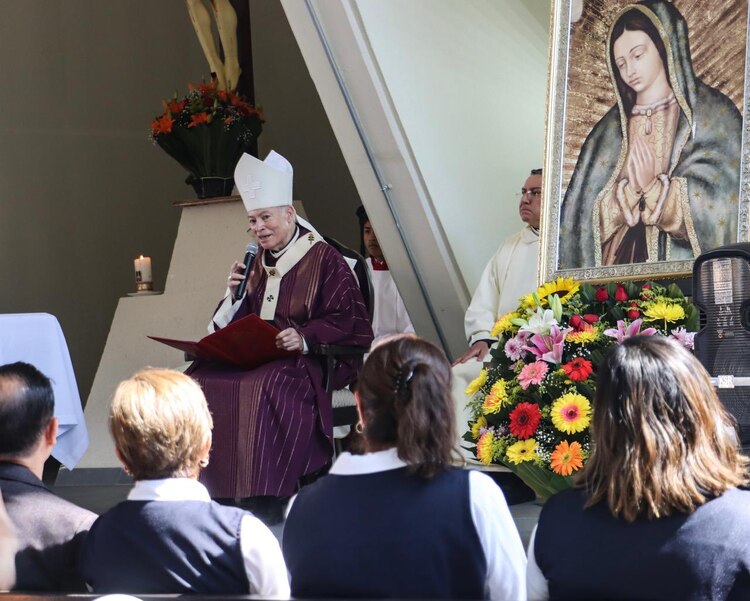 El cardenal Carlos Aguiar, ayer, en misa con personal del Ejército y sus familias.