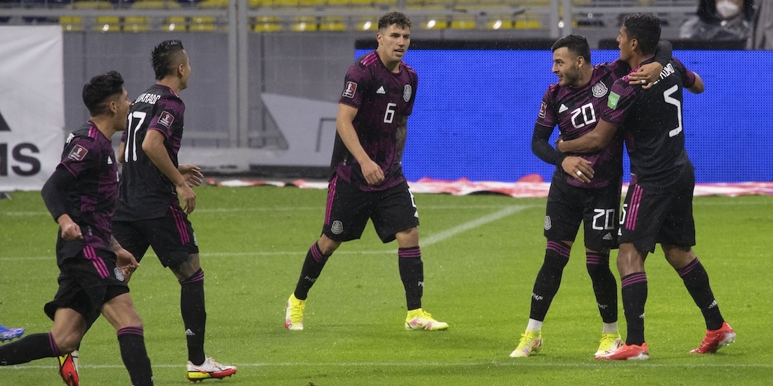 Futbolistas de la Selección Mexicana festejan un gol contra Jamaica en el Estadio Azteca el pasado 2 de septiembre.