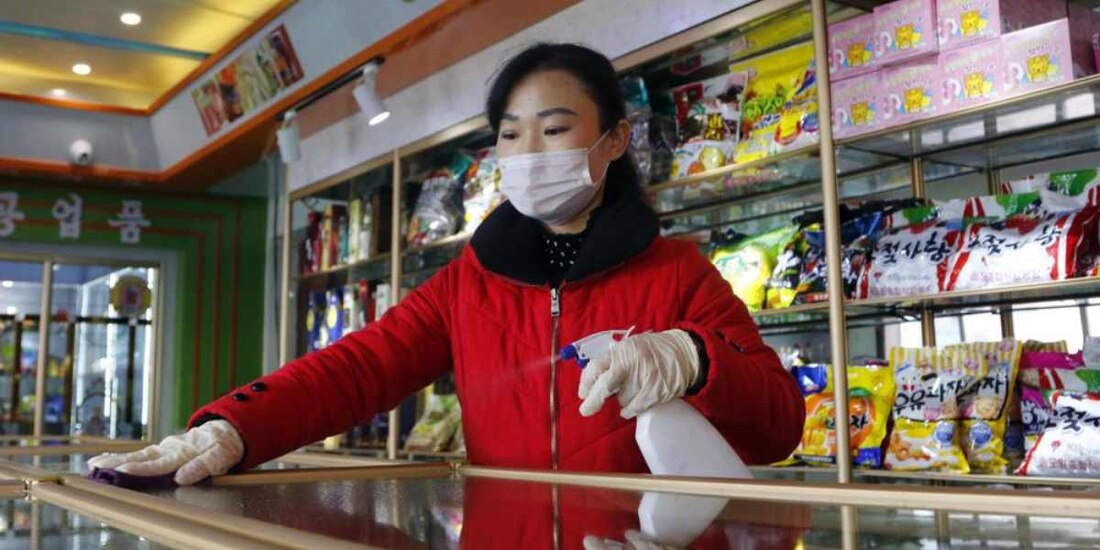 Corea del Norte reportó 21 nuevas muertes y 174 mil 440 personas más con síntomas de fiebre.