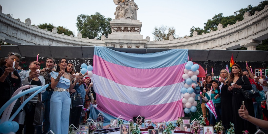 Concentración de manifestantes de la comunidad trans en el Centro de la Ciudad de México.