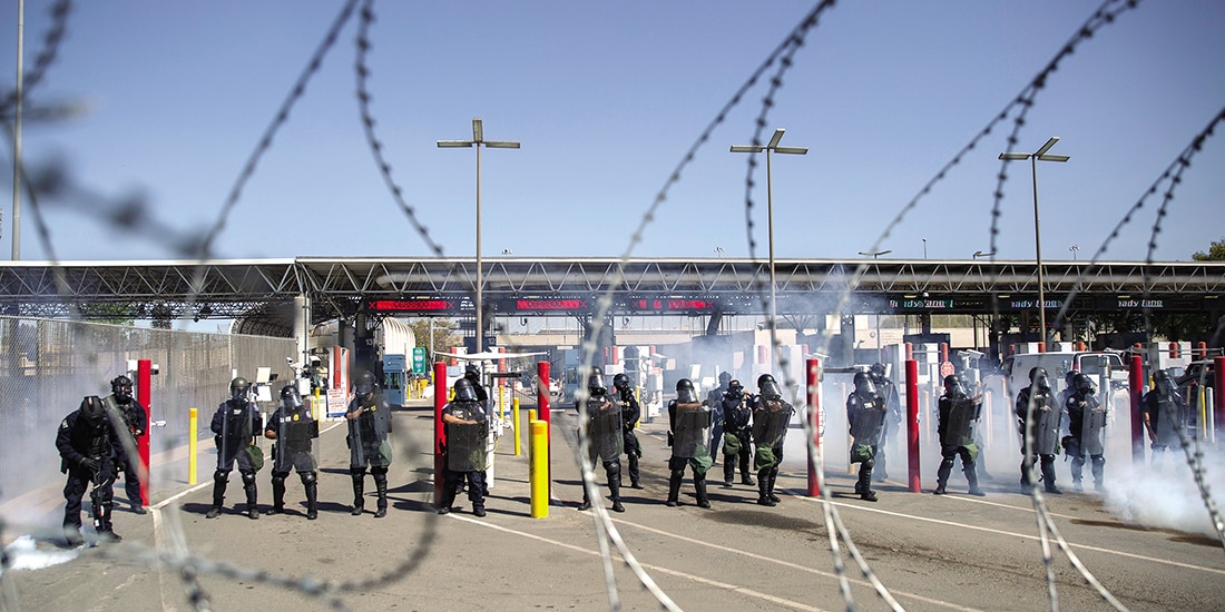 Agentes de la Oficina de Aduanas y Protección Fronteriza (CBP) en la garita de Otay, en imagen de archivo