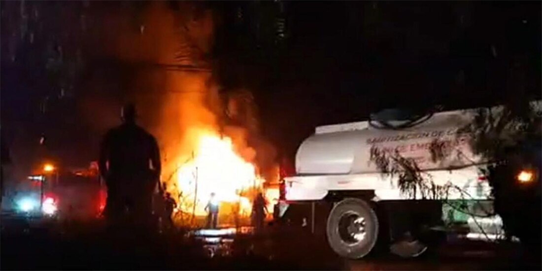 Una persona resultó lesionada tras el incendio de una pipa que contenía restos de combustóleo.