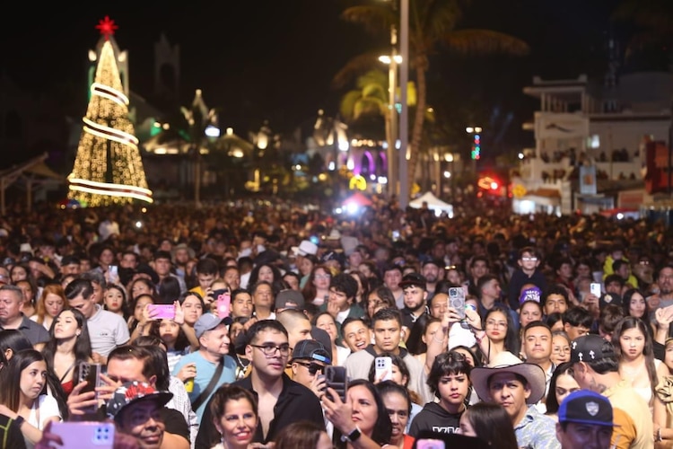Más de 40 mil personas, entre locales y visitantes, recibieron el año nuevo en Mazatlán.
