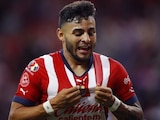 Alexis Vega celebra un gol con Chivas en el Torneo Apertura 2022.