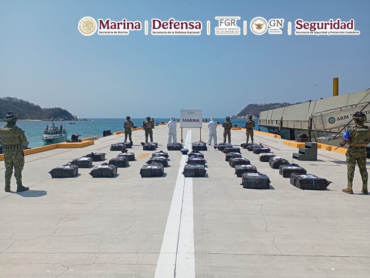 Marina 63 bultos con cocaína en aguas del océano Pacífico.