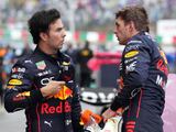 Checo Pérez y Max Verstappen, coequiperos en Red Bull, después del Gran Premio de Japón de F1.