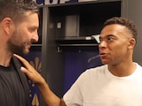André-Pierre Gignac con Kylian Mbappé en el vestuario.