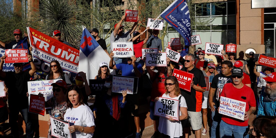 Simpatizantes del presidente de los Estados Unidos, Donald Trump, realizan una protesta frente al Ayuntamiento de Phoenix, en Arizona.