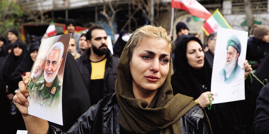 Mujer llora durante el funeral de las fuerzas de seguridad que murieron en las protestas en Teherán, ayer.