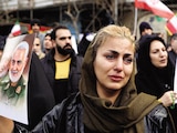 Mujer llora durante el funeral de las fuerzas de seguridad que murieron en las protestas en Teherán, ayer.
