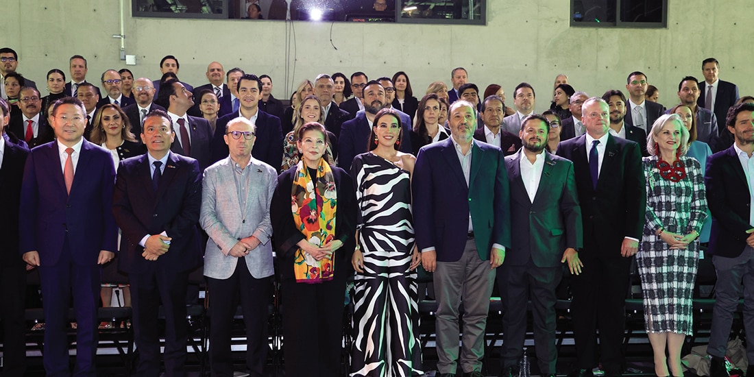 La secretaria de Turismo, Josefina Rodríguez (c.), con funcionarios, ayer.