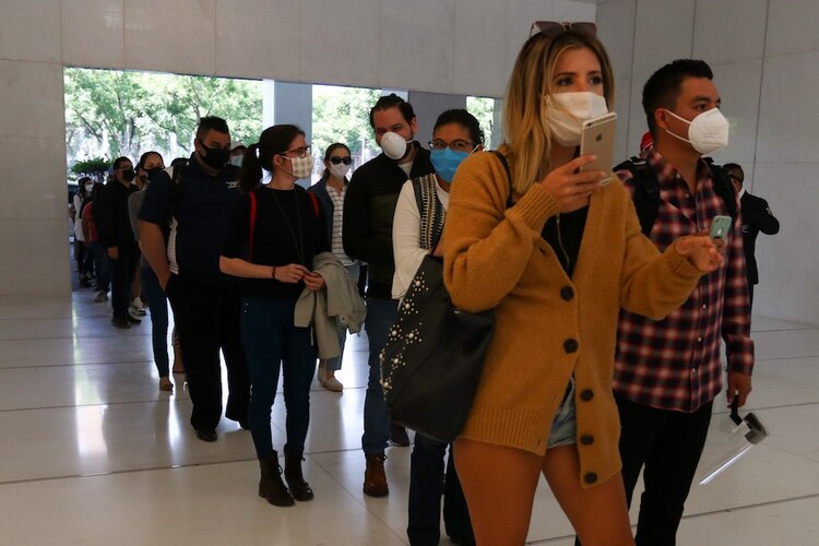 Clientes aguardan su turno para ingresar a Parque Delta, en la colonia Narvarte, en el primer día de reapertura de centros comerciales.