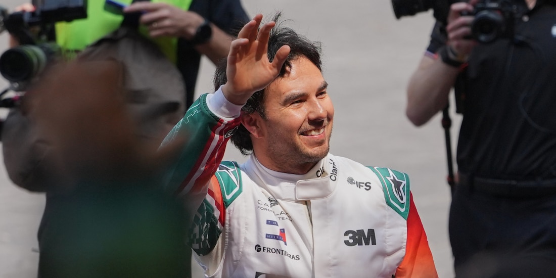 Checo Pérez saluda a la afición que se dio cita a su Show Run en Reforma.