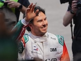Checo Pérez saluda a la afición que se dio cita a su Show Run en Reforma.