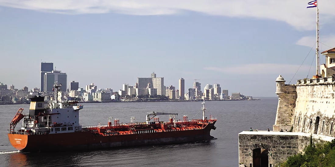 El petrolero químico de bandera liberiana Ocean Mariner navega por la bahía de La Habana, el pasado 11 de enero.