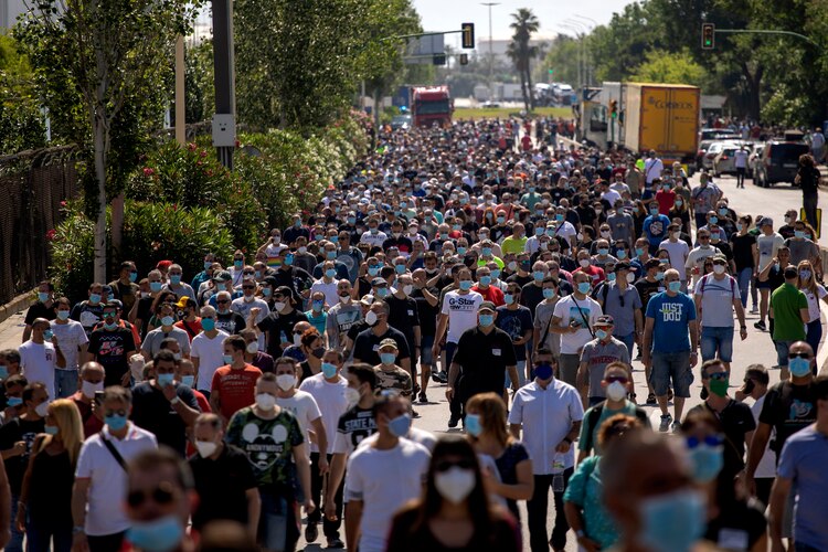 Trabajadores de Nissan marchan durante protesta en Barcelona, España, el jueves 28 de mayo de 2020.