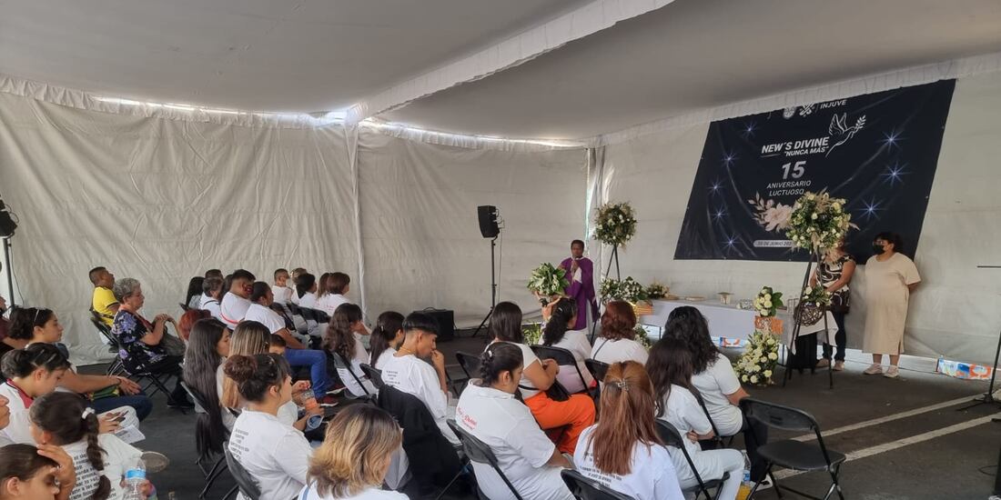 A las 17:horas se ofició una ceremonia religiosa debajo de una carpa que fue colocada sobre Eduardo Molina, ayer.