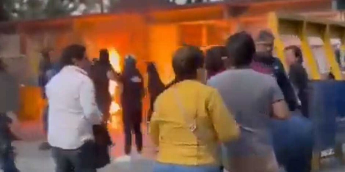 Un grupo de personas con el rostro cubierto ingresó el 20 de octubre de 2023 al CCH Azcapotzalco; realizaron pintas y actos vandálicos