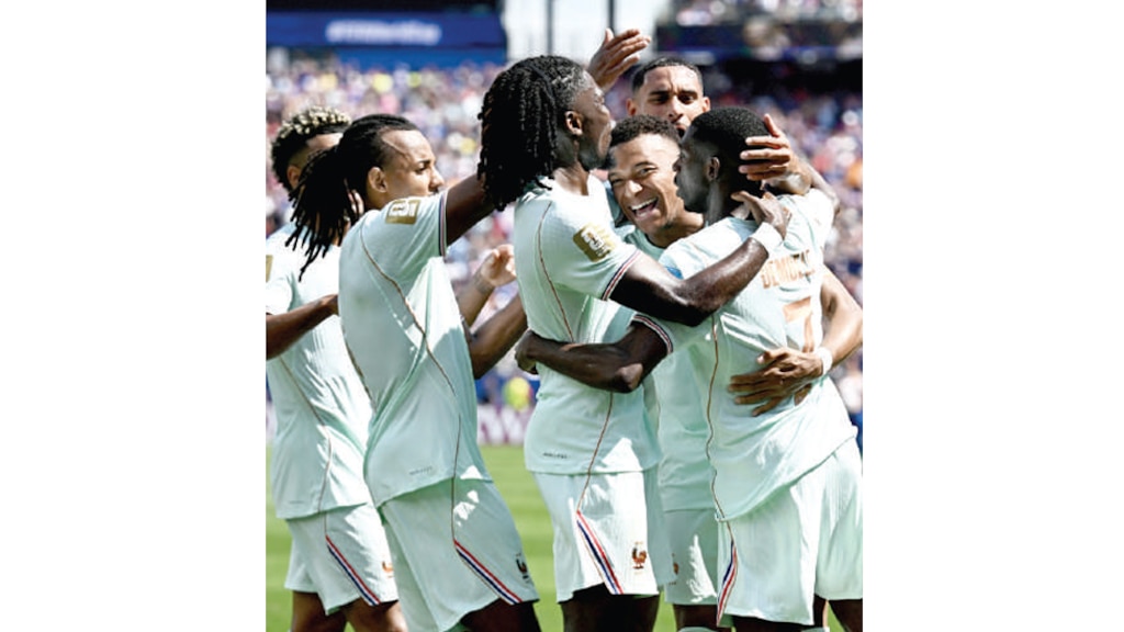 JUGADORES franceses festejan una anotación ante Noruega, el 26 de junio.