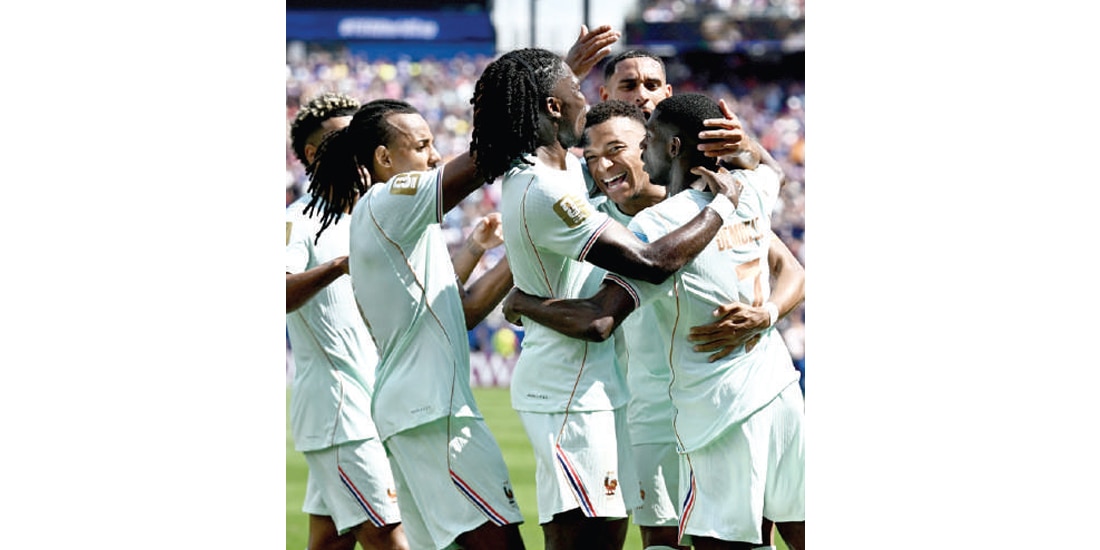 JUGADORES franceses festejan una anotación ante Noruega, el 26 de junio.