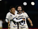 Ángel Rico celebra su gol con César Huerta en la victoria de Pumas como visitante sobre FC Juárez.
