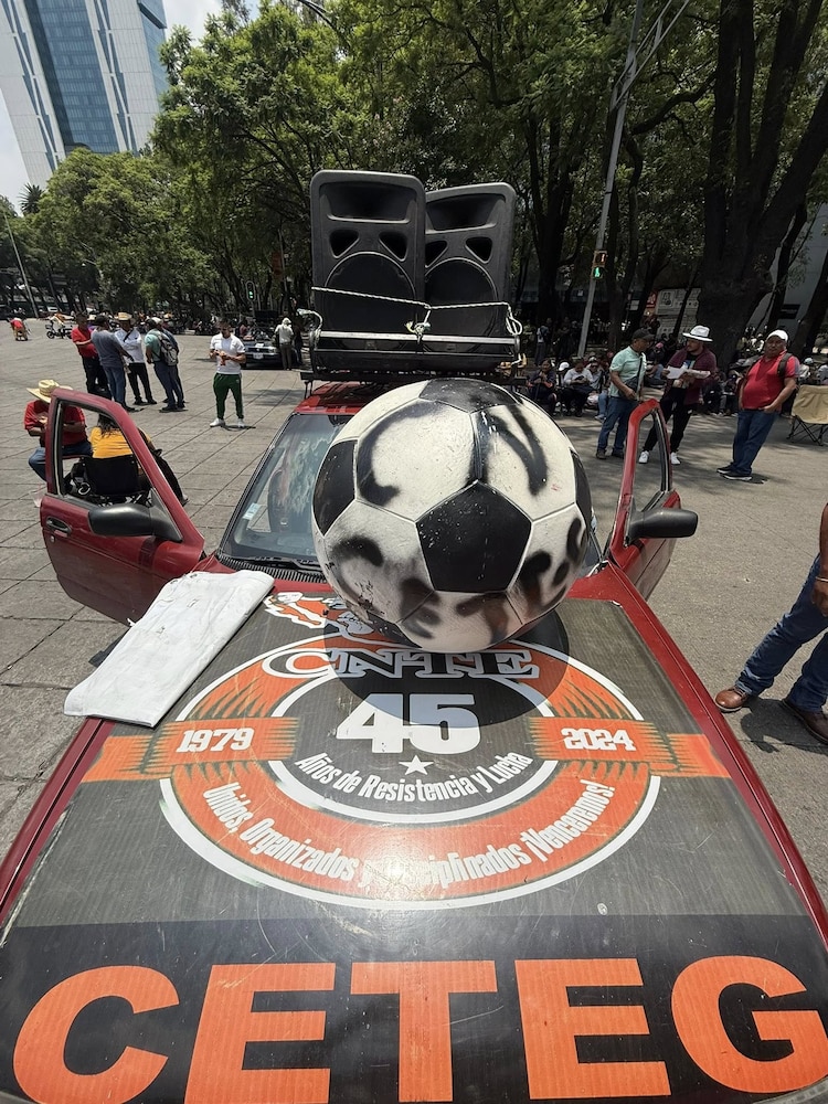 Balón vandalizado por la CETEG, en Reforma.