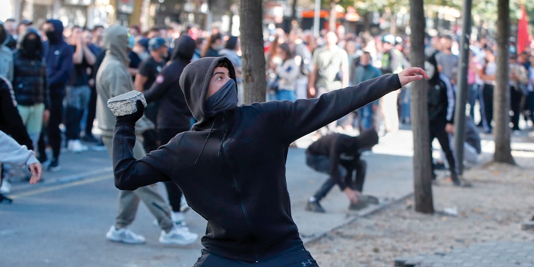 UN JOVEN lanza una piedra durante una protesta antigubernamental en Tirana, ayer.