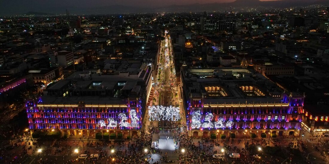 Alumbrado especial en el Zócalo de la CDMX.