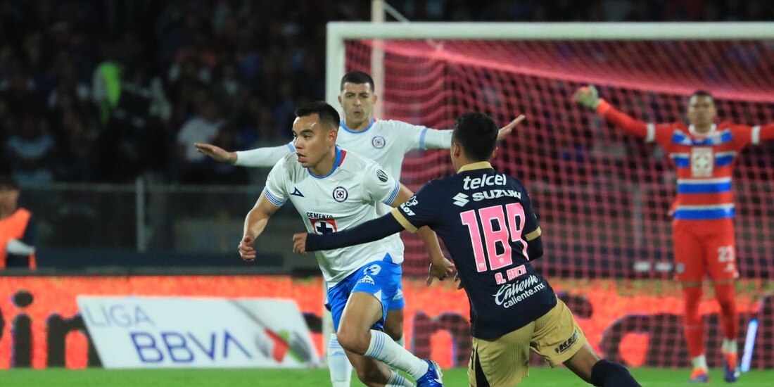 Carlos Rodríguez conduce el balón en el cotejo entre Pumas y Cruz Azul en Ciudad Universitaria.