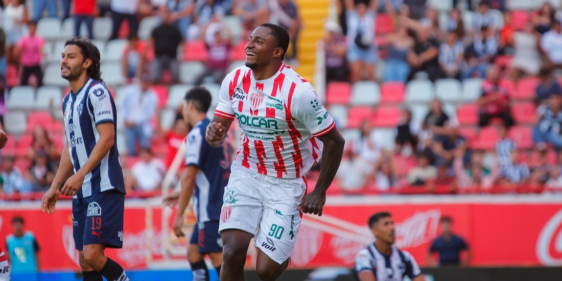 Necaxa venció a Monterrey con un tardío gol de Juan Valencia.